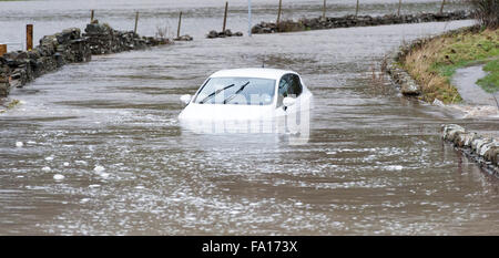 Ein Auto gefangen in der Überschwemmungen um Hawes, Wensleydale in North Yorkshire. Das zweite Mal Hochwasser hat die sind in der palästinensischen Autonomiebehörde getroffen. Stockfoto