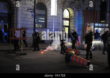 Montreal, Kanada. 19. Dezember 2015. Polizei Zusammenstoß mit Demonstranten während einer Demonstration in Montreal, Kanada, am 19. Dezember 2015. Etwa 150 Demonstranten gingen auf Straße in Montreal Freitagabend im Protest gegen die Sparmaßnahmen und kapitalistische System. Zwei Demonstranten wurden von der Polizei festgenommen und eine weitere zwei Demonstranten wurden verletzt, während der Demonstration. Bildnachweis: Kadri Mohamed/Xinhua/Alamy Live-Nachrichten Stockfoto