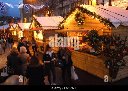 Die Käufer auf dem Weihnachtsmarkt auf Fargate im Stadtzentrum von Sheffield, Yorkshire England Großbritannien Stockfoto