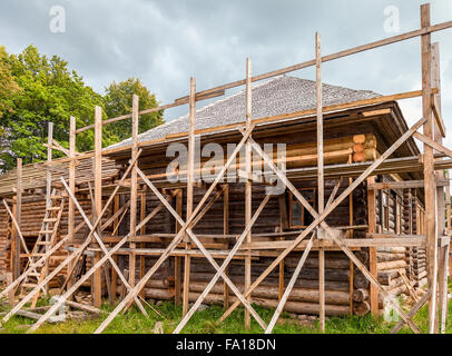 Rekonstruktion des alten Holzhauses in russischen Dorf Stockfoto