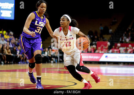 Piscataway, New Jersey, USA. 19. Dezember 2015. Rutgers Guard, KHADAIZHA SANDERS (12), fährt in den Korb gegen LSU in einem Spiel bei der Rutgers Athletic Center in Piscataway, New Jersey. © Joel Plummer/ZUMA Draht/Alamy Live-Nachrichten Stockfoto