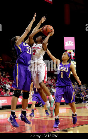 Piscataway, New Jersey, USA. 19. Dezember 2015. Rutgers Guard, TYLER SCAIFE (3), fährt in den Korb gegen LSU in einem Spiel bei der Rutgers Athletic Center in Piscataway, New Jersey. © Joel Plummer/ZUMA Draht/Alamy Live-Nachrichten Stockfoto