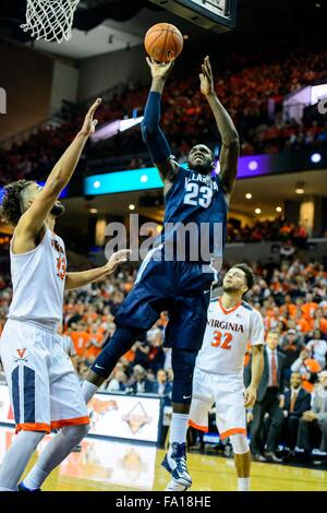 Villanova weiterleiten Daniel Ochefu (23) während der NCAA Basketball-Spiel zwischen der Villanova Wildcats und die Virginia Cavaliers in der John Paul Jones Arena am 19. Dezember 2015 in Charlottesville, VA. Jacob Kupferman/CSM Stockfoto