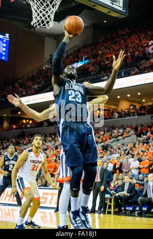 Villanova weiterleiten Daniel Ochefu (23) während der NCAA Basketball-Spiel zwischen der Villanova Wildcats und die Virginia Cavaliers in der John Paul Jones Arena am 19. Dezember 2015 in Charlottesville, VA. Jacob Kupferman/CSM Stockfoto