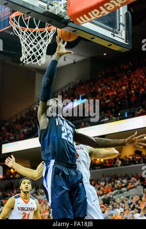 Villanova weiterleiten Daniel Ochefu (23) während der NCAA Basketball-Spiel zwischen der Villanova Wildcats und die Virginia Cavaliers in der John Paul Jones Arena am 19. Dezember 2015 in Charlottesville, VA. Jacob Kupferman/CSM Stockfoto