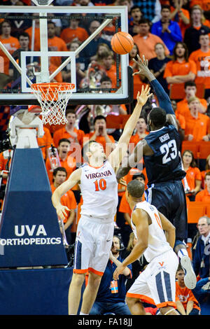 Villanova weiterleiten Daniel Ochefu (23) während der NCAA Basketball-Spiel zwischen der Villanova Wildcats und die Virginia Cavaliers in der John Paul Jones Arena am 19. Dezember 2015 in Charlottesville, VA. Jacob Kupferman/CSM Stockfoto