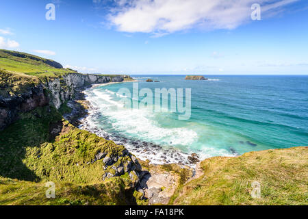 Klippen an der Nordküste Irlands in der Nähe von Carrick-a-Rede Rope Bridge Stockfoto