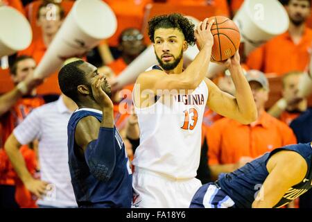 Virginia weiterleiten Anthony Gill (13) während der NCAA Basketball-Spiel zwischen der Villanova Wildcats und die Virginia Cavaliers in der John Paul Jones Arena am 19. Dezember 2015 in Charlottesville, VA. Jacob Kupferman/CSM Stockfoto