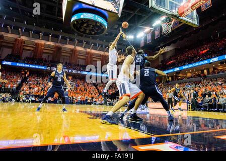 Virginia weiterleiten Anthony Gill (13) während der NCAA Basketball-Spiel zwischen der Villanova Wildcats und die Virginia Cavaliers in der John Paul Jones Arena am 19. Dezember 2015 in Charlottesville, VA. Jacob Kupferman/CSM Stockfoto