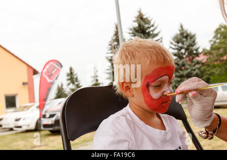 kleine Jungen und Body-Painting (flachen DOF) Stockfoto