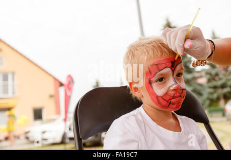 kleine Jungen und Body-Painting (flachen DOF) Stockfoto