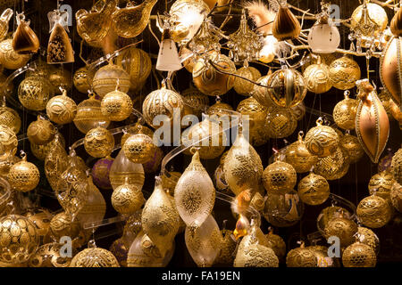 Verschiedene goldene Weihnachtskugeln, Markt Weihnachten, Rathausplatz, Wien, Österreich Stockfoto