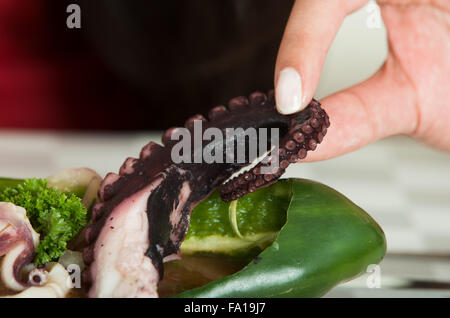 Schuss von junge Frau Essen Krake hautnah Stockfoto