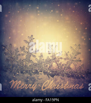 Vintage Weihnachtskarte, alte strukturiertem Papier Postkarte, abstrakte Schneeflocke Hintergrund Closeup auf Winter Urlaub Dekoration Stockfoto