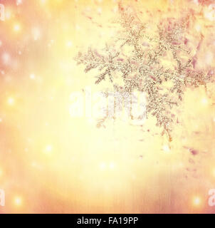 Goldene Weihnachten Hintergrund, schöne Schneeflocke, Retro-Stil-Grußkarte, glücklich Winterurlaub Stockfoto