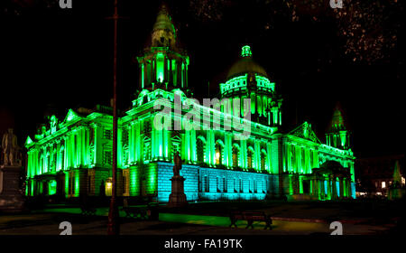 Der Belfast City Hall leuchtet grün für Irish Football Leistungen Stockfoto