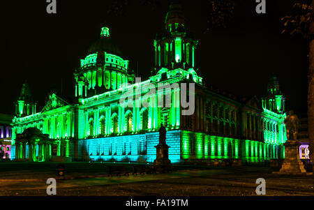 Der Belfast City Hall leuchtet grün für Irish Football Leistungen Stockfoto