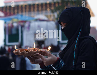 Lahore, Pakistan. 19. Dezember 2015. Pakistanische Muslim Anhänger zündet Kerzen und irdenen Lampen am Schrein der berühmten fünfzehnten Jahrhundert Sufi Heiligen Hazrat Mir Mohammed Muayyinul. Tausende von Menschen im ganzen Land besuchen den Schrein zu ehren ihn während eines dreitägigen Festivals. Der Heilige war gleichermaßen beliebt bei den Moslems und Sikh Religionen als Mian Mir ging, um Amritsar(India) im Dezember 1588, den Grundstein der Sikhs heiligste Stätte, den goldenen Tempel, die gemeinhin als Sri Harminder Sahib bekannt ist. © Rana Sajid Hussain/Pacific Press/Alamy Live-Nachrichten Stockfoto