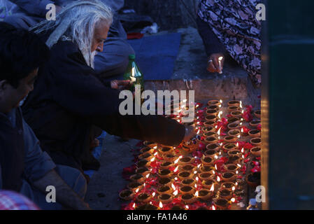 Lahore, Pakistan. 19. Dezember 2015. Pakistanische Muslim Anhänger zündet Kerzen und irdenen Lampen am Schrein der berühmten fünfzehnten Jahrhundert Sufi Heiligen Hazrat Mir Mohammed Muayyinul. Tausende von Menschen im ganzen Land besuchen den Schrein zu ehren ihn während eines dreitägigen Festivals. Der Heilige war gleichermaßen beliebt bei den Moslems und Sikh Religionen als Mian Mir ging, um Amritsar(India) im Dezember 1588, den Grundstein der Sikhs heiligste Stätte, den goldenen Tempel, die gemeinhin als Sri Harminder Sahib bekannt ist. © Rana Sajid Hussain/Pacific Press/Alamy Live-Nachrichten Stockfoto