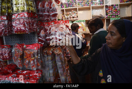 Lahore, Pakistan. 19. Dezember 2015. Ein pakistanischer shopping für Weihnachtsfeier. Weihnachten feierten wir in Pakistan wie anderswo in der Welt, wo Menschen verlängern, Liebe und Fürsorge für die Armen. © Rana Sajid Hussain/Pacific Press/Alamy Live-Nachrichten Stockfoto