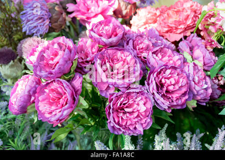 Hintergrund besteht aus Kunstblumen gefertigt und handbemalt. Stockfoto