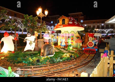 Torrejon de Ardoz, Spanien 19. Dezember 2015: ein Modell Dampfzug Reisen rund um den wichtigsten Platz von Torrejon de Ardoz, einer Stadt etwa 20 km von Madrid. Jedes Jahr ist die Stadt aufwendig zu Weihnachten mit Lichtern und dem Hauptplatz gefüllt mit Attraktionen für Kinder und Familien, einschließlich der große Figuren aus Märchen und Geschichten für Kinder eingerichtet. Bildnachweis: James Brunker/Alamy Live-Nachrichten Stockfoto