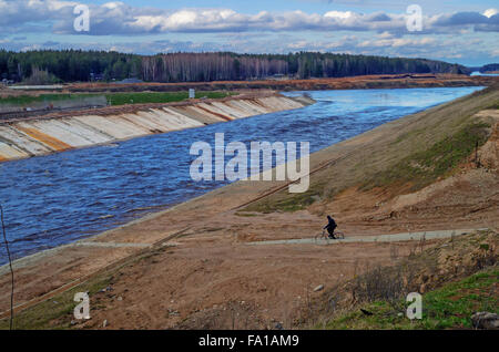 Bau des Wasserkraftwerks Vitebsk. Reisen Sie mit dem Fahrrad in der Nähe des Flusses. Stockfoto