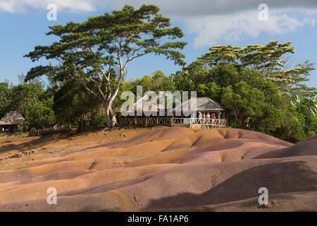 Besucher mit Blick auf die farbigen Erden (terres des sept Couleurs oder 7 farbige Erden), Chamarel. Ein beliebtes Touristenziel auf Mauritius Stockfoto