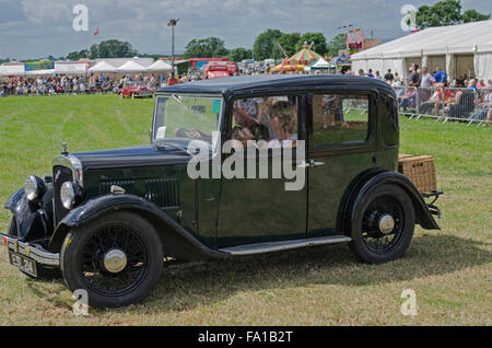 Austin 10/4 Limousine ab 1933 getrieben um ein Exerzierplatz bei einer Oldtimer-show Stockfoto