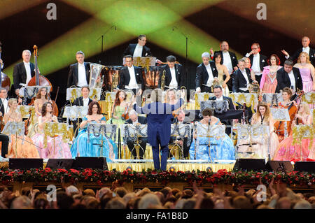 Liverpool, Großbritannien. Dezember 2015 19. Andre Rieu, der Niederländische König von Walzer, führt mit dem Johann Strauss Orchester an der Liverpool Echo Arena. © Paul Warburton/Alamy leben Nachrichten Stockfoto