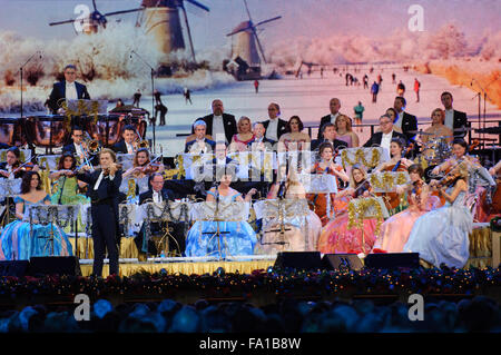 Liverpool, Großbritannien. Dezember 2015 19. Andre Rieu, der Niederländische König von Walzer, führt mit dem Johann Strauss Orchester an der Liverpool Echo Arena. © Paul Warburton/Alamy leben Nachrichten Stockfoto