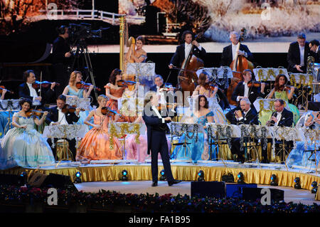 Liverpool, Großbritannien. Dezember 2015 19. Andre Rieu, der Niederländische König von Walzer, führt mit dem Johann Strauss Orchester an der Liverpool Echo Arena. © Paul Warburton/Alamy leben Nachrichten Stockfoto