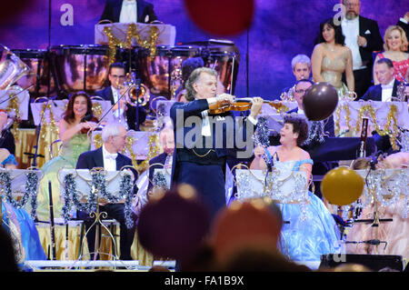 Liverpool, Großbritannien. Dezember 2015 19. Andre Rieu, der Niederländische König von Walzer, führt mit dem Johann Strauss Orchester an der Liverpool Echo Arena. © Paul Warburton/Alamy leben Nachrichten Stockfoto