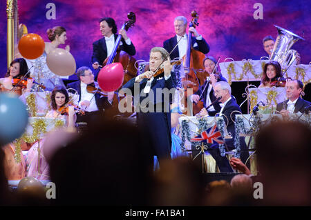 Liverpool, Großbritannien. Dezember 2015 19. Andre Rieu, der Niederländische König von Walzer, führt mit dem Johann Strauss Orchester an der Liverpool Echo Arena. © Paul Warburton/Alamy leben Nachrichten Stockfoto