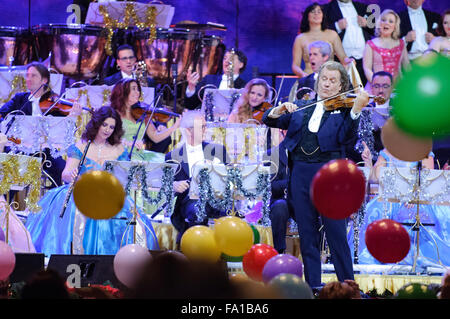 Liverpool, Großbritannien. Dezember 2015 19. Andre Rieu, der Niederländische König von Walzer, führt mit dem Johann Strauss Orchester an der Liverpool Echo Arena. © Paul Warburton/Alamy leben Nachrichten Stockfoto