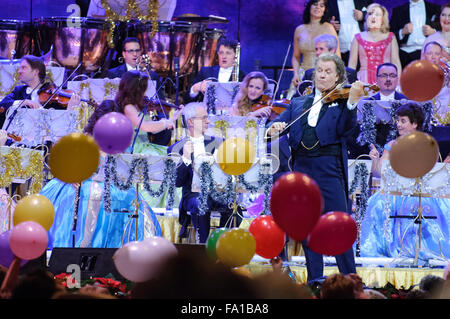 Liverpool, Großbritannien. Dezember 2015 19. Andre Rieu, der Niederländische König von Walzer, führt mit dem Johann Strauss Orchester an der Liverpool Echo Arena. © Paul Warburton/Alamy leben Nachrichten Stockfoto