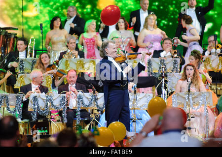 Liverpool, Großbritannien. Dezember 2015 19. Andre Rieu, der Niederländische König von Walzer, führt mit dem Johann Strauss Orchester an der Liverpool Echo Arena. © Paul Warburton/Alamy leben Nachrichten Stockfoto