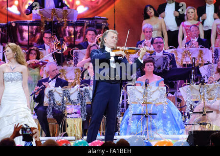 Liverpool, Großbritannien. Dezember 2015 19. Andre Rieu, der Niederländische König von Walzer, führt mit dem Johann Strauss Orchester an der Liverpool Echo Arena. © Paul Warburton/Alamy leben Nachrichten Stockfoto