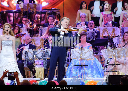 Liverpool, Großbritannien. Dezember 2015 19. Andre Rieu, der Niederländische König von Walzer, führt mit dem Johann Strauss Orchester an der Liverpool Echo Arena. © Paul Warburton/Alamy leben Nachrichten Stockfoto