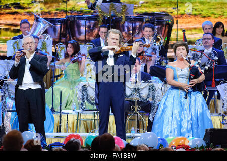 Liverpool, Großbritannien. Dezember 2015 19. Andre Rieu, der Niederländische König von Walzer, führt mit dem Johann Strauss Orchester an der Liverpool Echo Arena. © Paul Warburton/Alamy leben Nachrichten Stockfoto