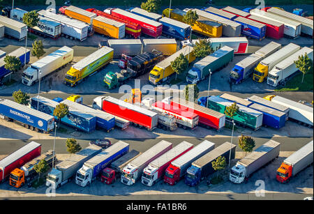 LKW-Rastplatz, Pause vom fahren, LKW, Anhänger, volle Parkplatz, überfüllt, Ruhezeiten auf dem Rasthof Rhynern-Süd Stockfoto