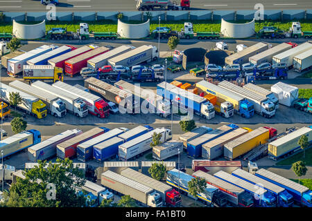 LKW-Rastplatz, Pause vom fahren, LKW, Anhänger, volle Parkplatz, überfüllt, Ruhezeiten auf dem Rasthof Rhynern-Süd Stockfoto