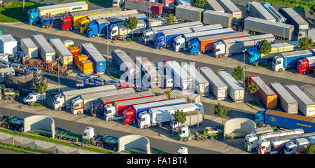 LKW-Rastplatz, Pause vom fahren, LKW, Anhänger, volle Parkplatz, überfüllt, Ruhezeiten auf dem Rasthof Rhynern-Süd Stockfoto