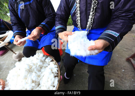 Qiandongnan, Chinas Provinz Guizhou. 19. Dezember 2015. Frauen von Dong ethnische Gruppe gestalten Baumwolle verwendet für das Weben traditionelle Dong-Tuch in Lexiang Dorf von Rongjiang County, Südwesten Chinas Provinz Guizhou, 19. Dezember 2015. Das handgefertigte Tuch dient hauptsächlich von einheimischen Trachten Dong ethnischen Gruppe zu machen. © Wu Jibin/Xinhua/Alamy Live-Nachrichten Stockfoto