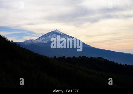 Schneebedeckte Gipfel des Teide Stockfoto