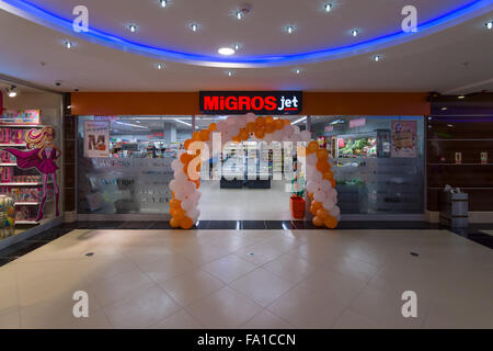 Ein Supermarkt Migros. Ramstore - Migros Türk Ticaret A.S. ist eines der größten Ketten von Supermärkten in der Türkei. Stockfoto