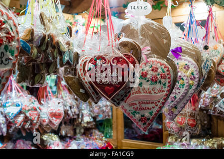 Weihnachtsmarkt in Spandau. Verkauf von traditionellen Süßigkeiten und Lebkuchen. Berlin. Deutschland Stockfoto