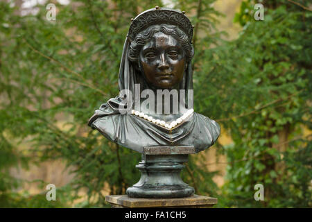 Statue von Louise von Mecklenburg-Strelitz vom Bildhauer Christian (1811) im Park von Charlottenburg. Stockfoto