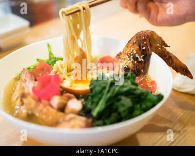 Japanische Ramen-Nudeln (gerösteter Gerste Huhn) von Prairie Noodle Shop in Edmonton, Alberta, Kanada. Stockfoto