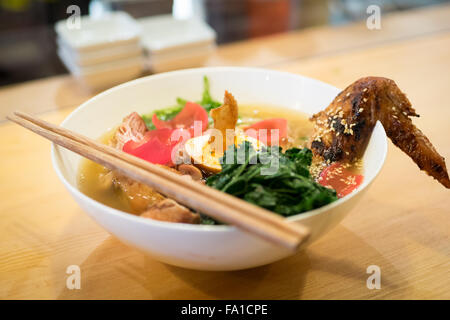 Japanische Ramen-Nudeln (gerösteter Gerste Huhn) von Prairie Noodle Shop in Edmonton, Alberta, Kanada. Stockfoto